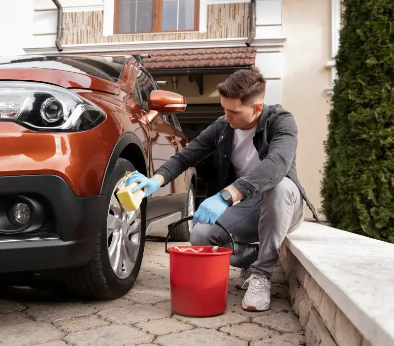 Lavage auto à domicile Saint-Flour-de-Mercoire : professionnel intervenant sur un véhicule